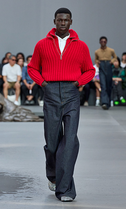 تصميم جريئة وغير مألوفة من LOEWE لموسم ربيع وصيف 2024